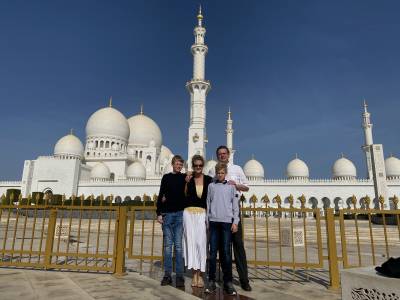 Mit der Familie vor der Moschee in Dubai. - Mit der Familie vor der Moschee in Dubai.